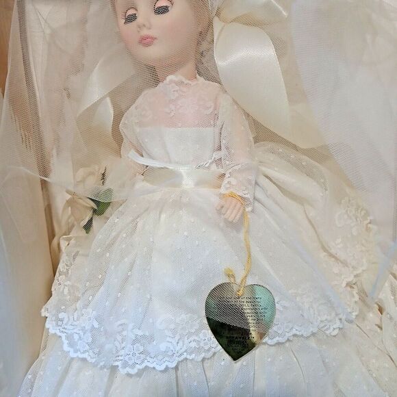 Vintage Effanbee Doll 15ins Tall the Bride. 1522 - Picture 10 of 11